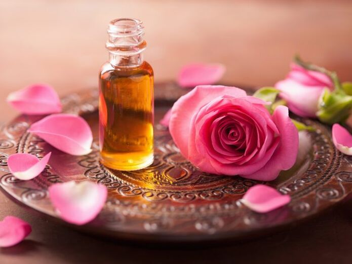 त्वचा की कोशिकाओं के नवीनीकरण के लिए गुलाब का तेल विशेष रूप से फायदेमंद हो सकता है।